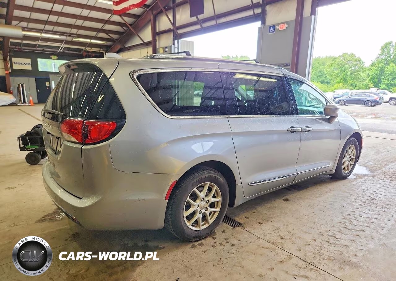 2020 Chrysler Pacifica Touring L VIN:2C4RC1BG8LR276905 - 3