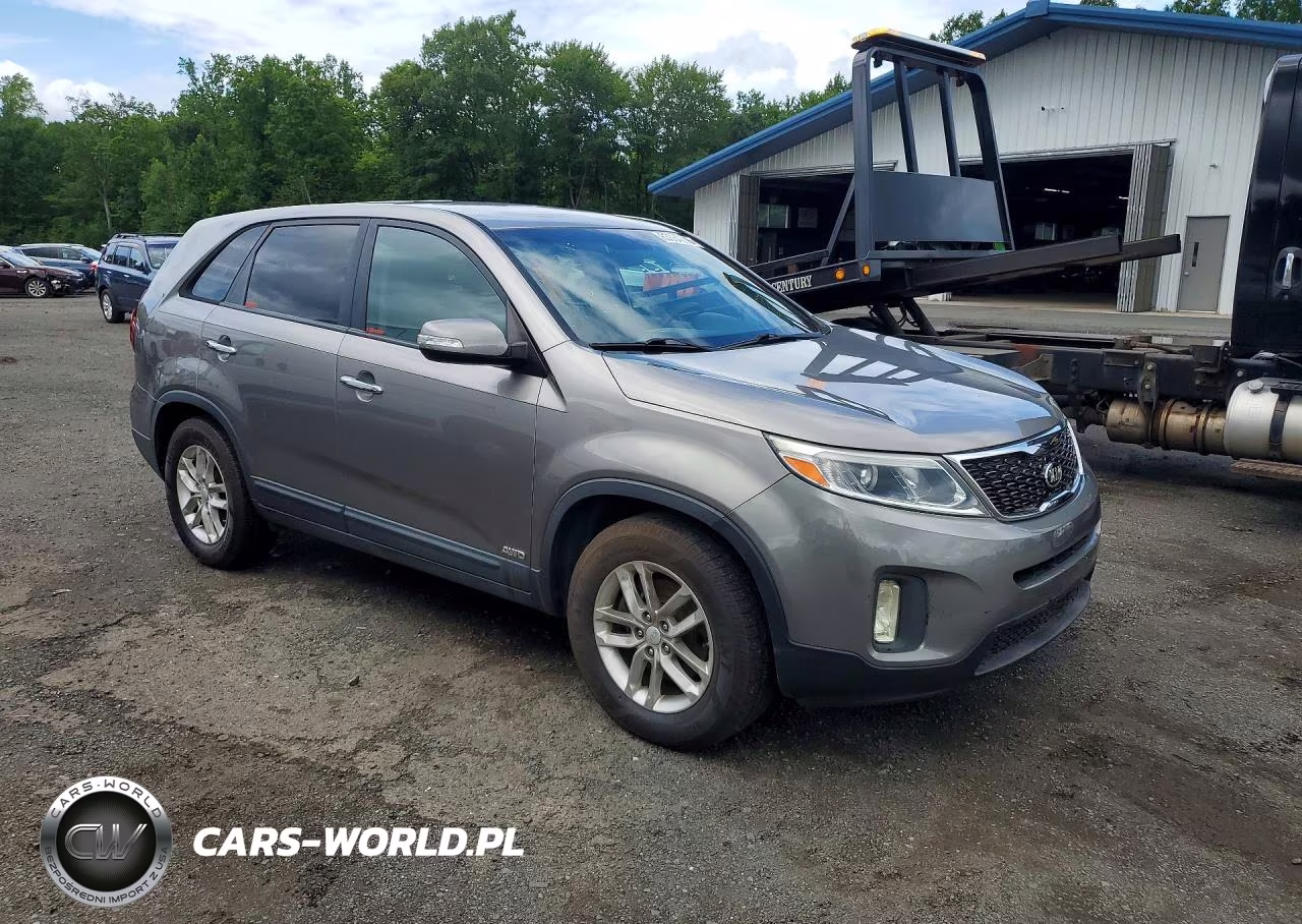 2015 Kia Sorento Lx VIN:5XYKTCA60FG636117 - 4