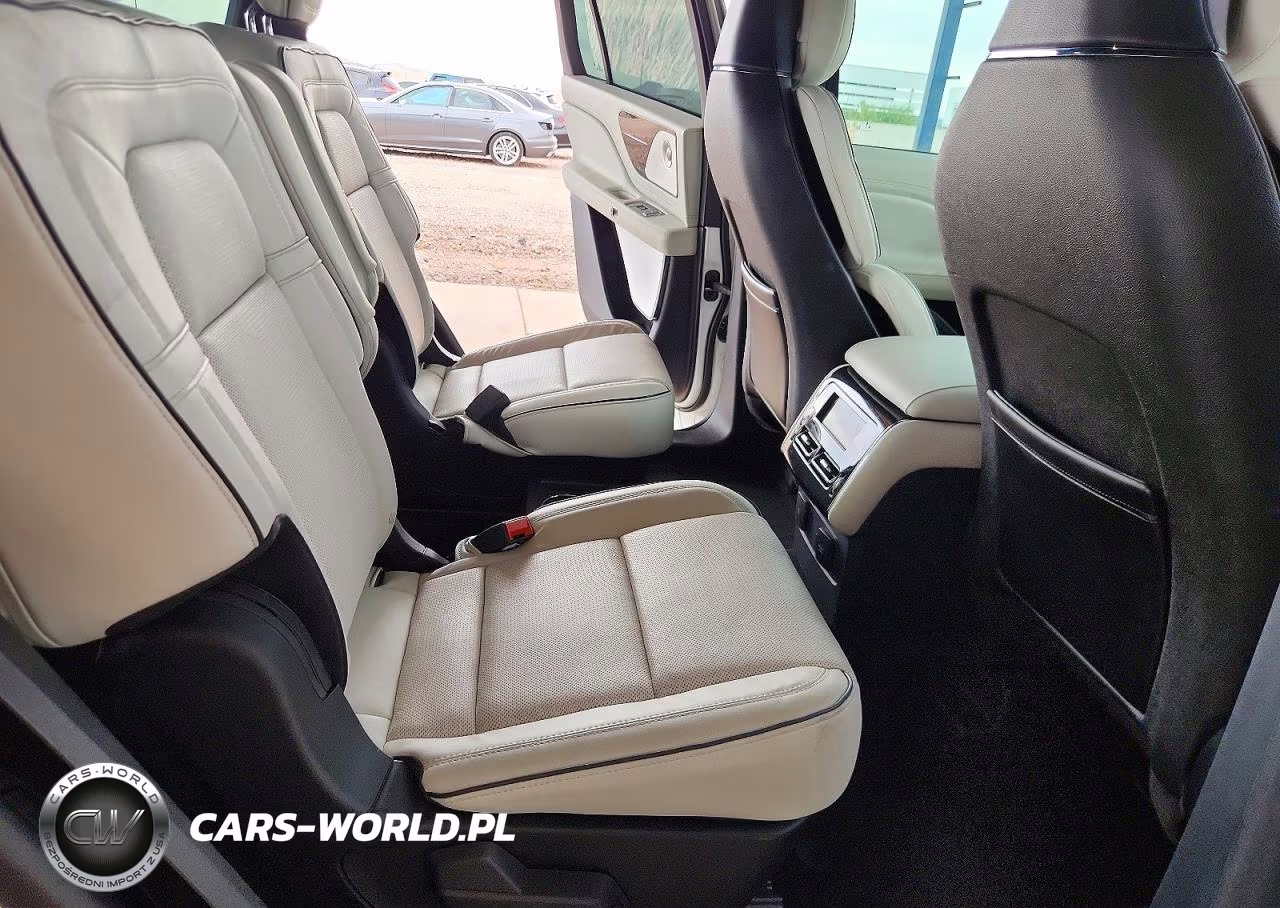 2025 Lincoln Aviator Black Label VIN:5LM5J9XC7SGL28932 - 11