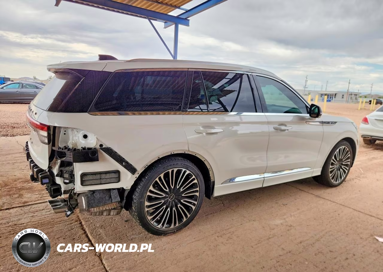 2025 Lincoln Aviator Black Label VIN:5LM5J9XC7SGL28932 - 3