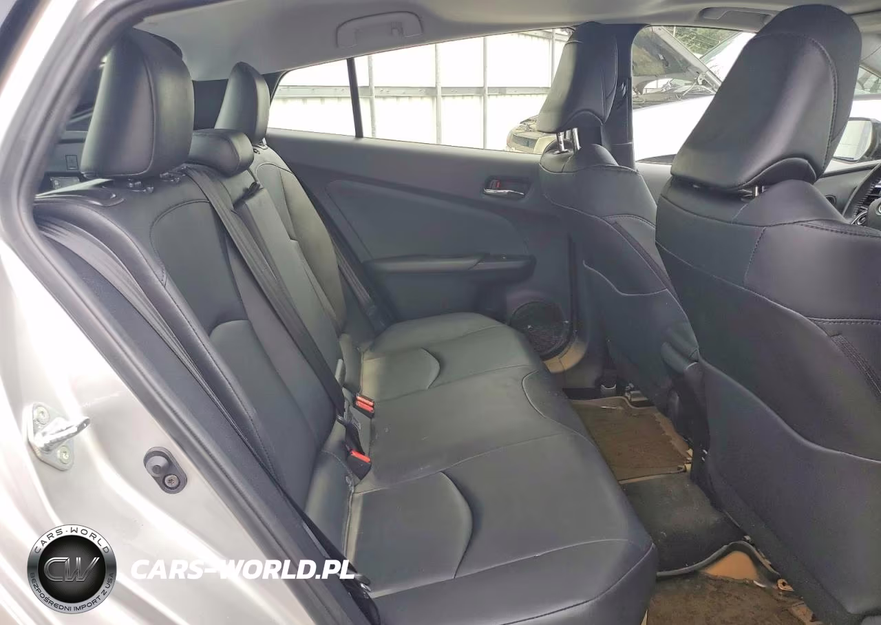 2018 Toyota Prius Four VIN:JTDKARFU1J3545032 - 10