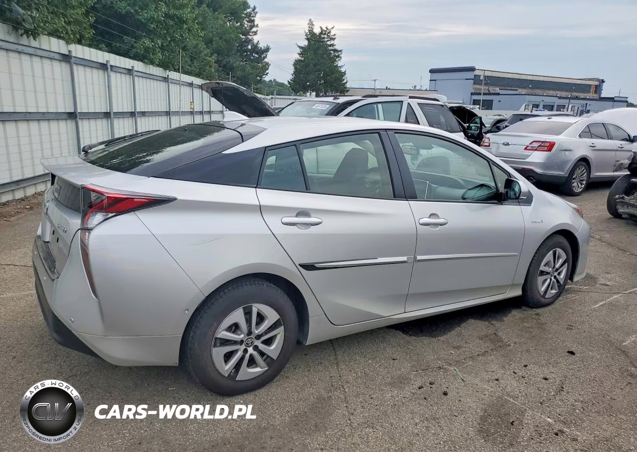 2018 Toyota Prius Four VIN:JTDKARFU1J3545032 - 3