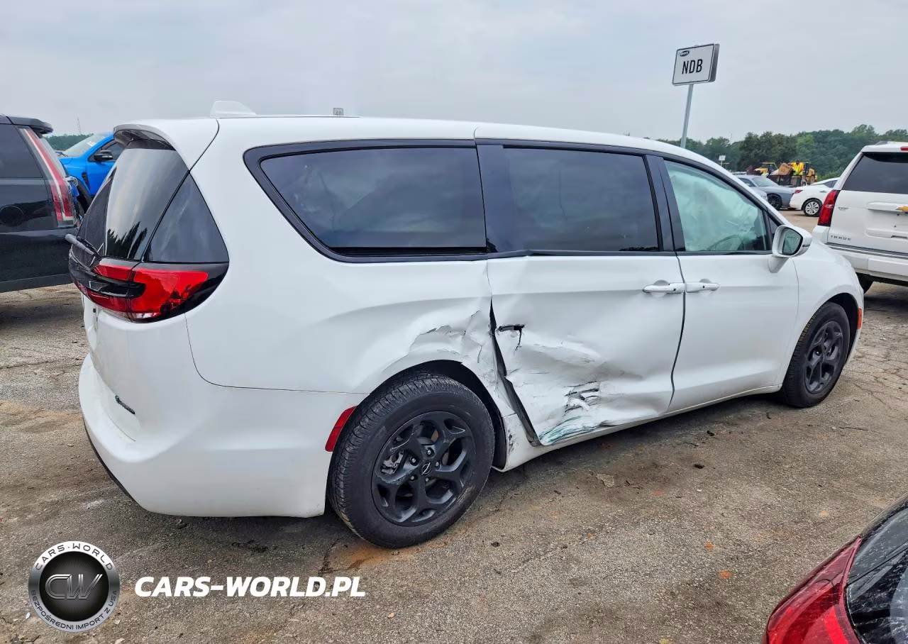 2022 Chrysler Pacifica Hybrid Touring L VIN:2C4RC1L73NR227659 - 3