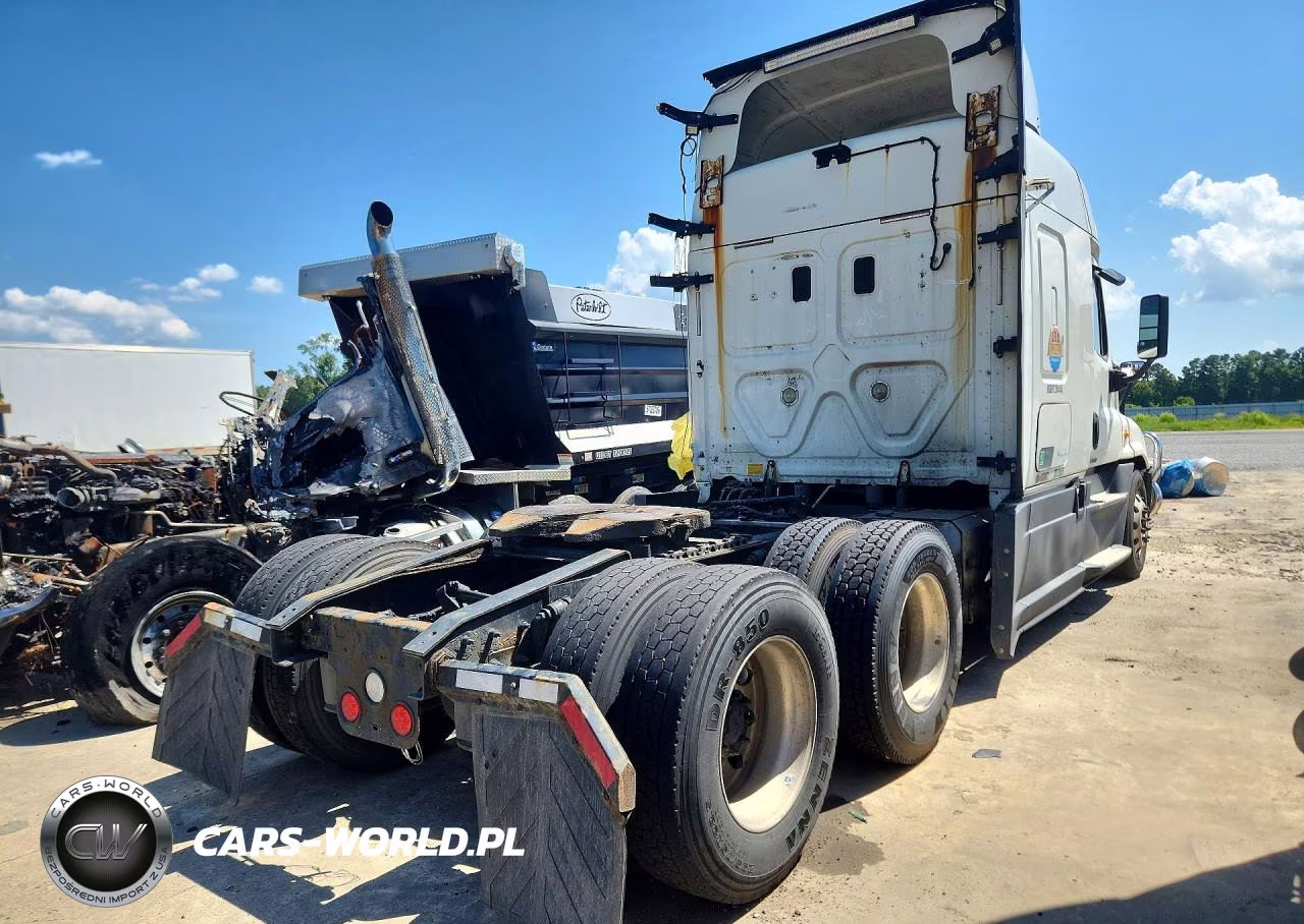 2015 Freightliner Cascadia Semi Truck VIN:3AKJGLD53FSGR0471 - 3