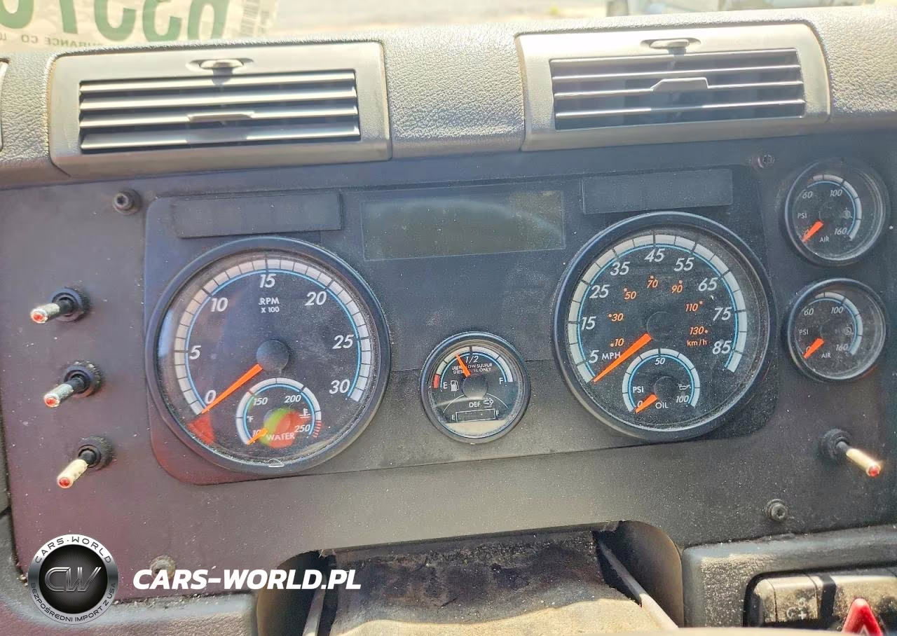 2015 Freightliner Cascadia Semi Truck VIN:3AKJGLD53FSGR0471 - 9