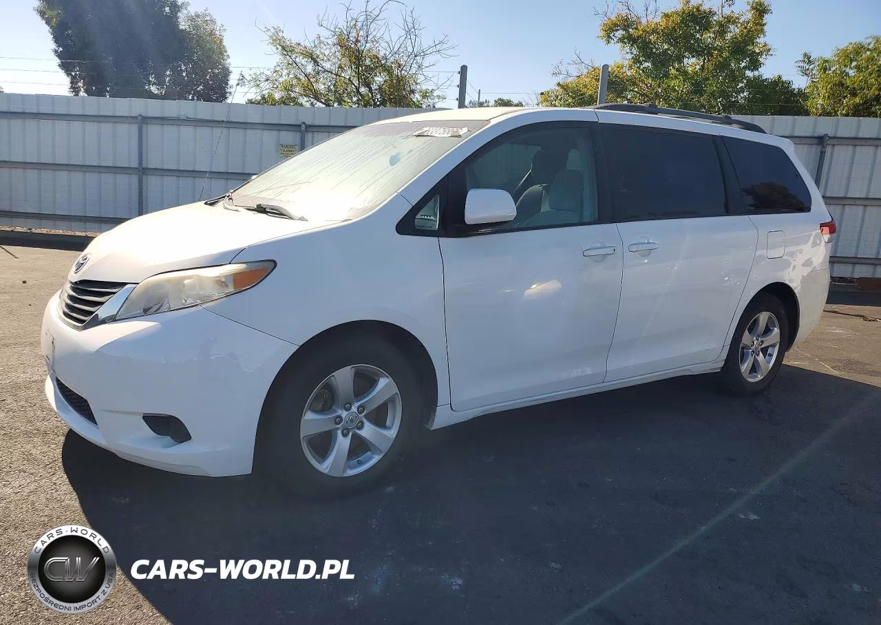 2011 Toyota Sienna Le – zdjęcie 1 z 13