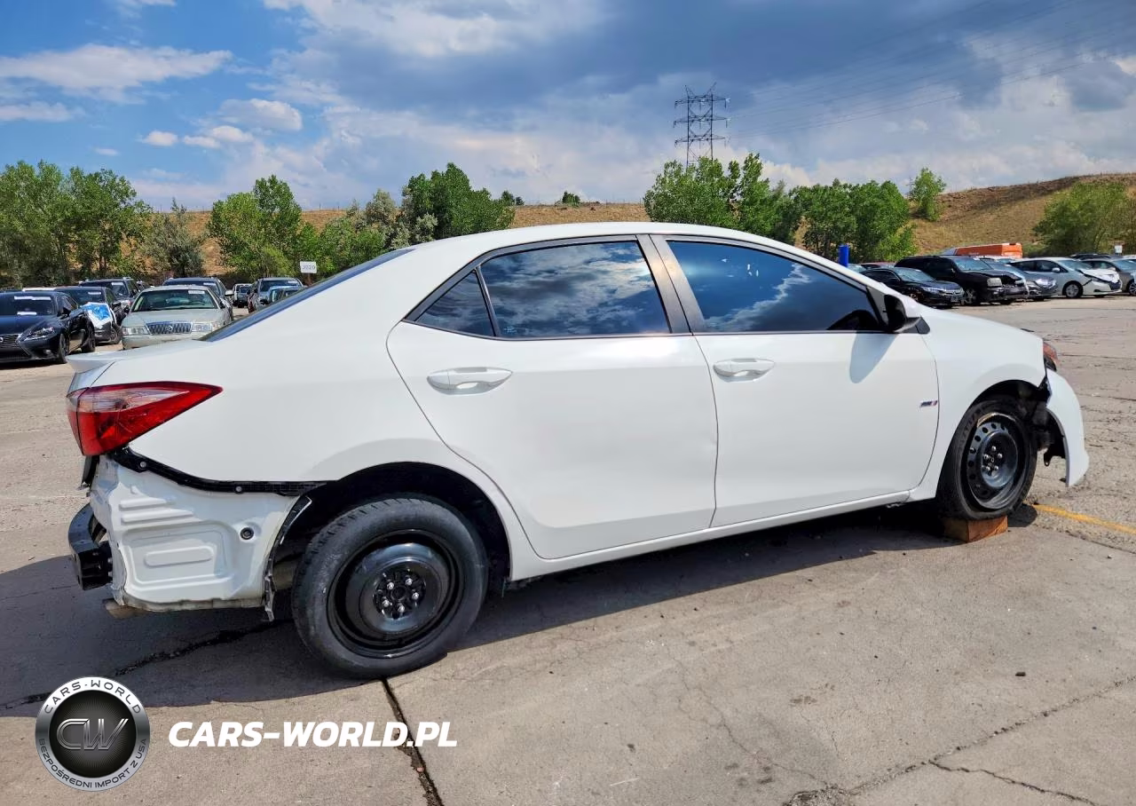 2018 Toyota Corolla Le VIN:5YFBURHEXJP816626 - 3