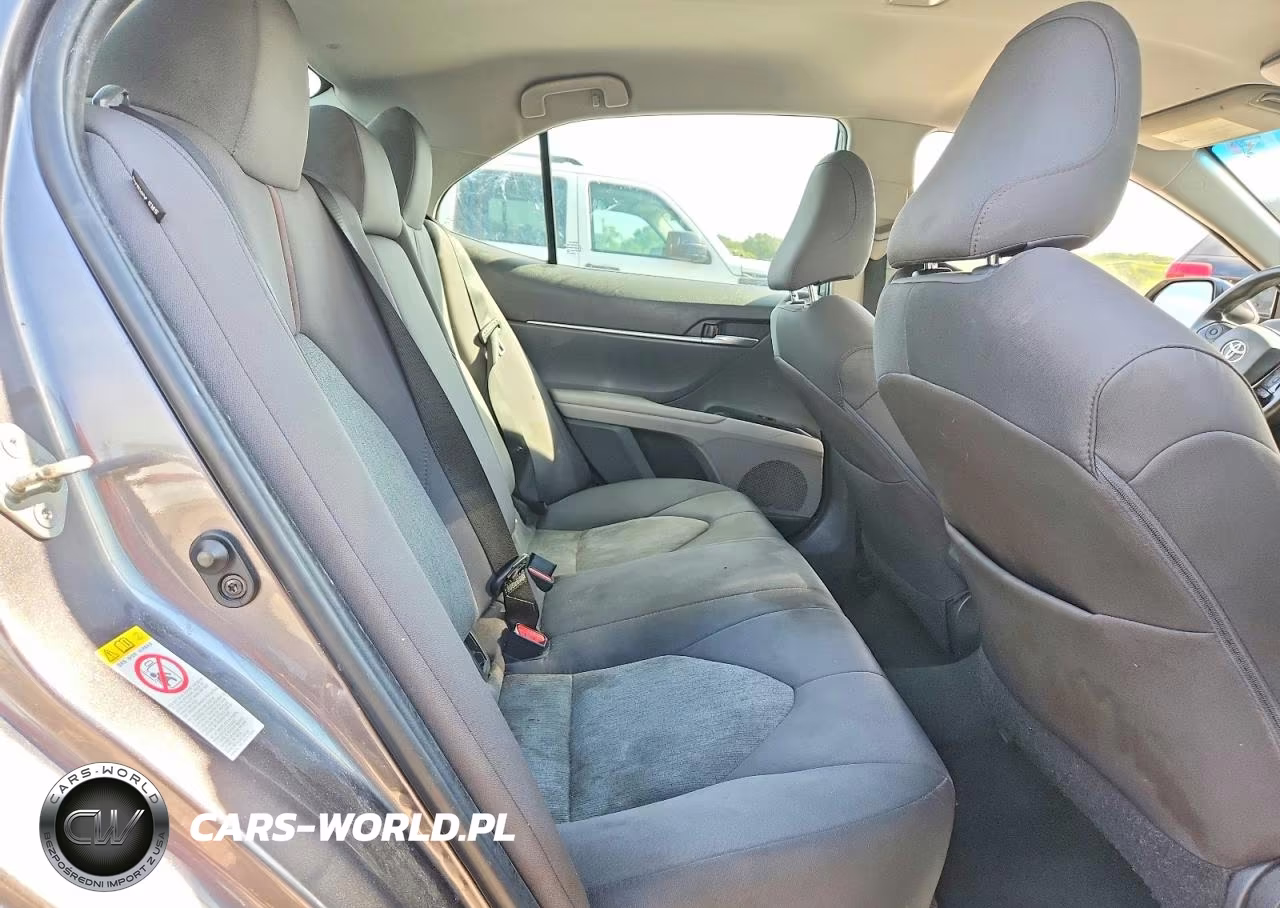 2018 Toyota Camry Le VIN:4T1B11HK0JU571141 - 10