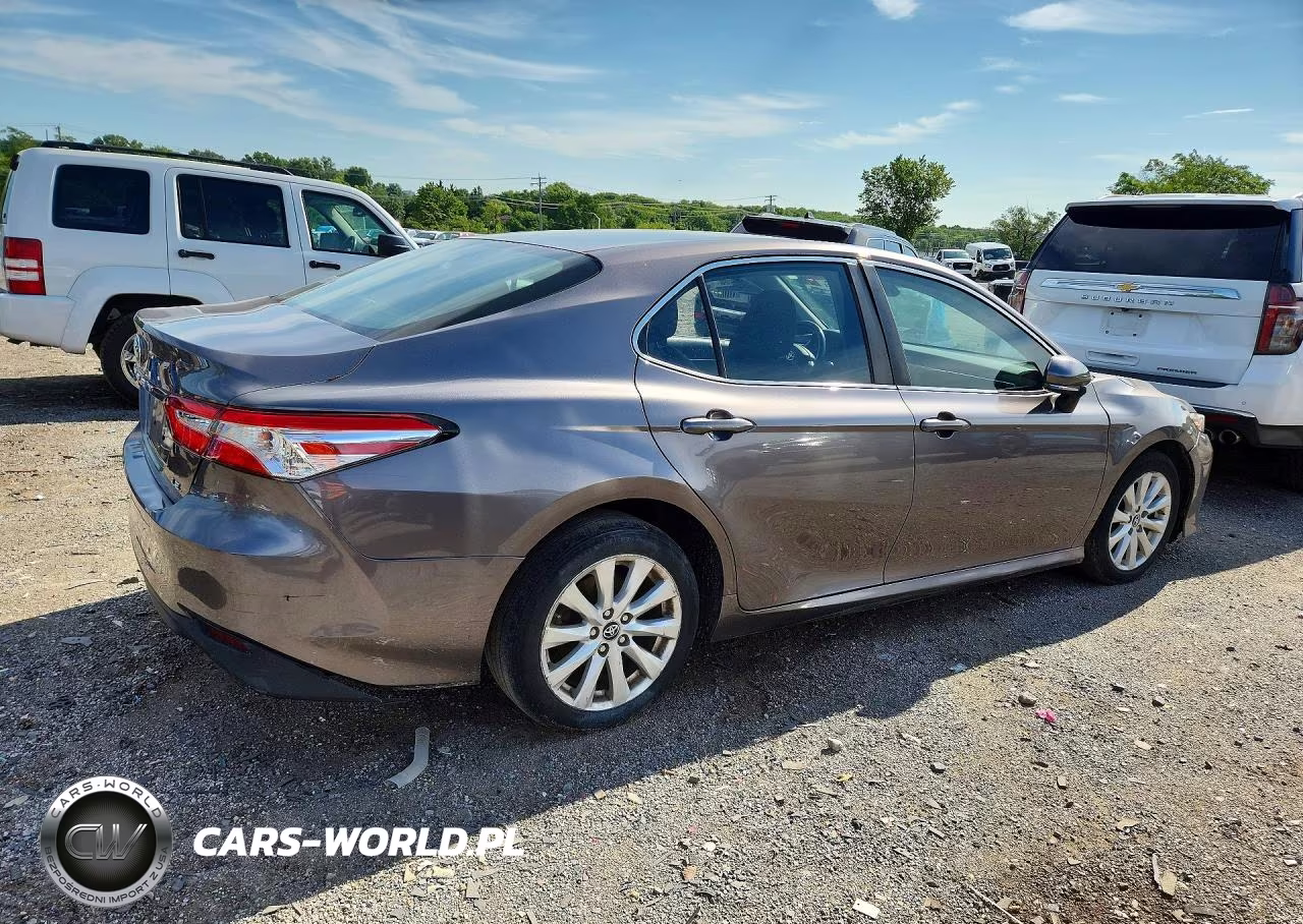 2018 Toyota Camry Le VIN:4T1B11HK0JU571141 - 3