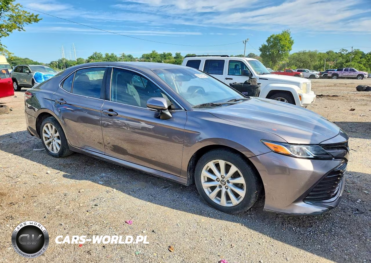 2018 Toyota Camry Le VIN:4T1B11HK0JU571141 - 4