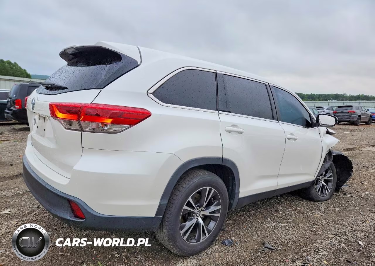 2019 Toyota Highlander Le VIN:5TDZARFH1KS057362 - 3
