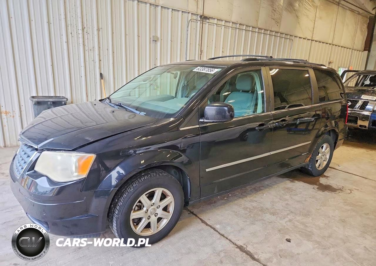2010 Chrysler Town & Country Touring – zdjęcie 1 z 13