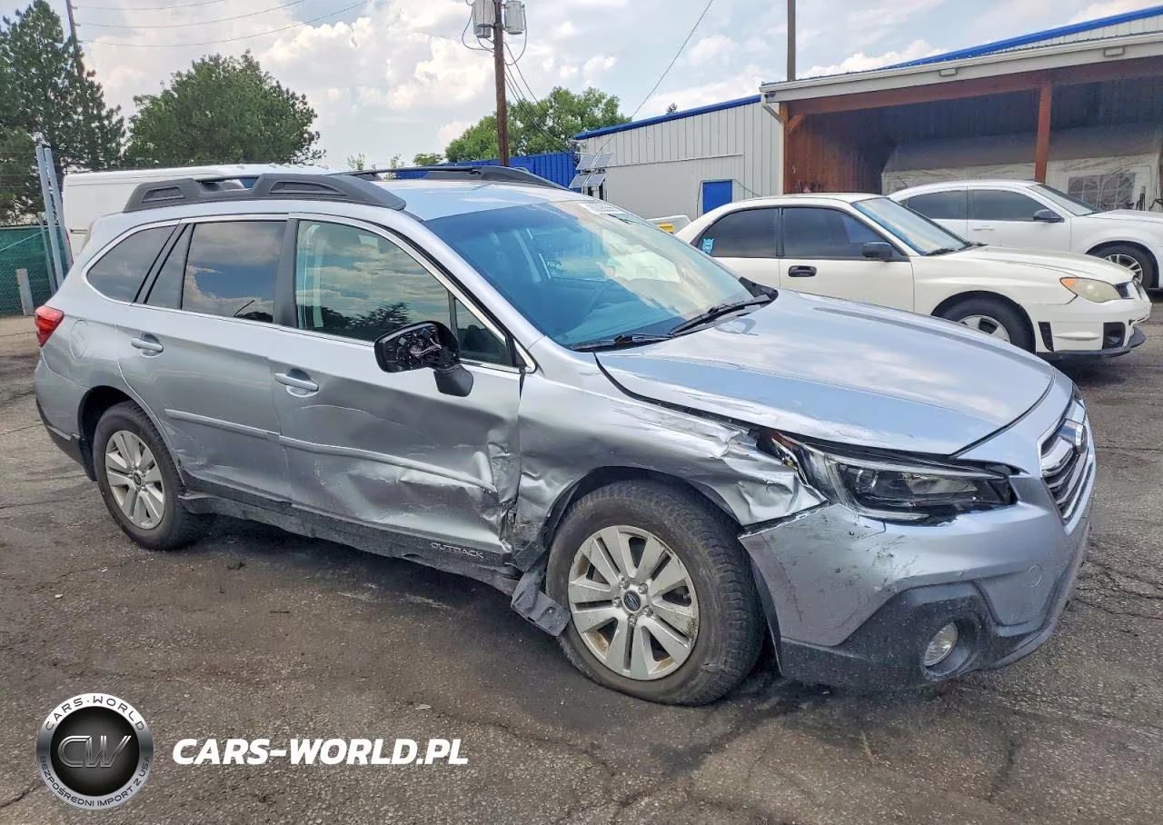 2018 Subaru Outback 2.5I Premium VIN:4S4BSACC5J3221183 - 4