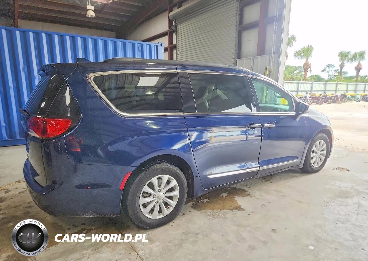 2017 Chrysler Pacifica Touring L VIN:2C4RC1BG9HR730392 - 3