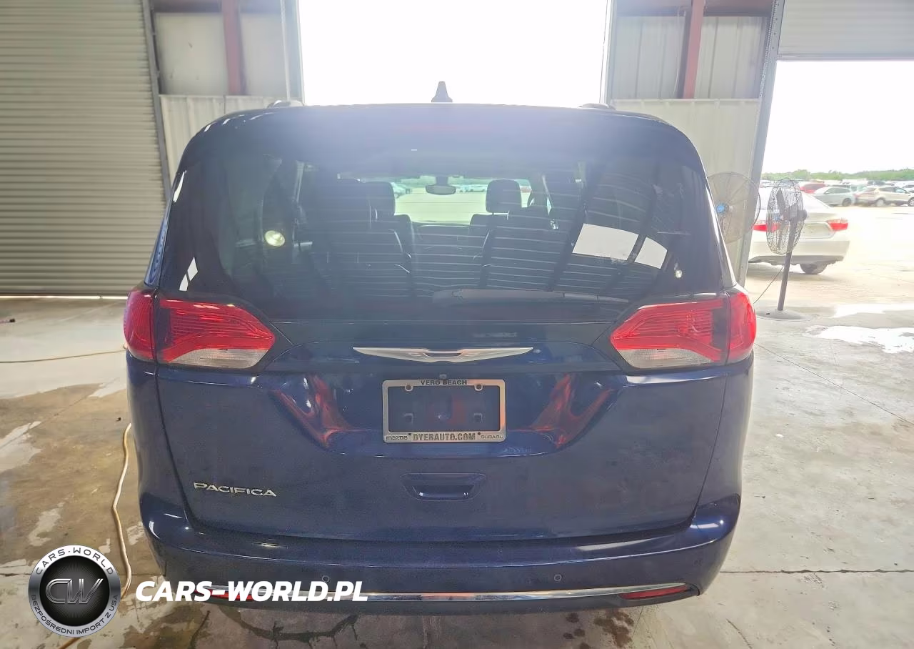 2017 Chrysler Pacifica Touring L VIN:2C4RC1BG9HR730392 - 6