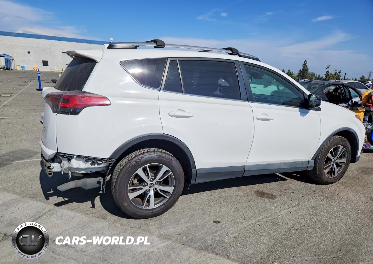 2018 Toyota Rav4 Le VIN:2T3ZFREV2JW415106 - 3