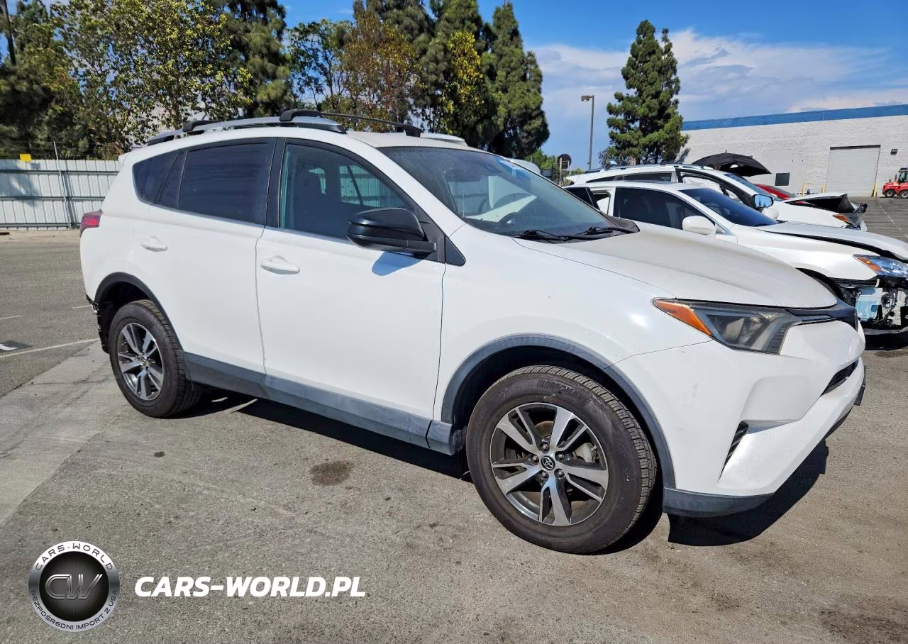 2018 Toyota Rav4 Le VIN:2T3ZFREV2JW415106 - 4