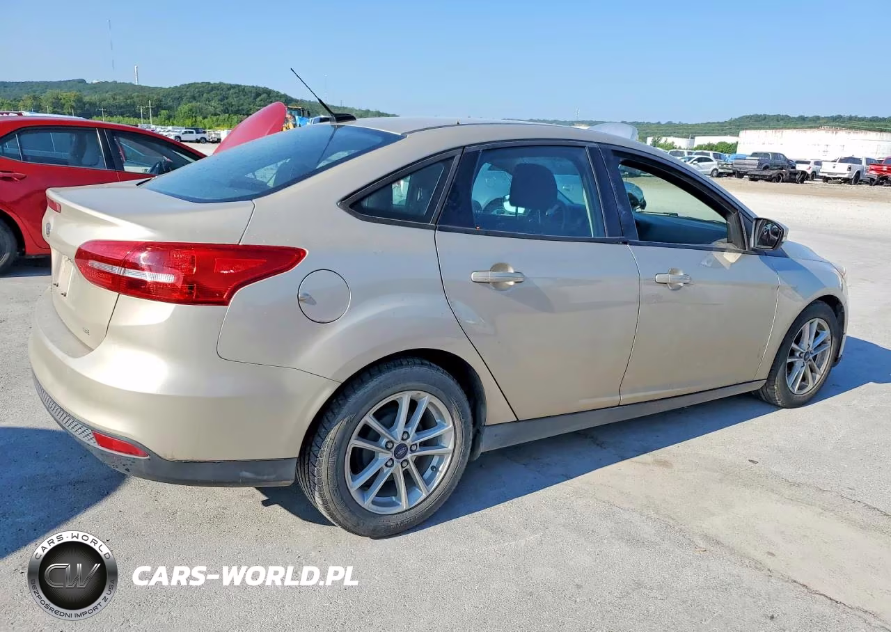 2017 Ford Focus Se VIN:1FADP3F26HL296844 - 3