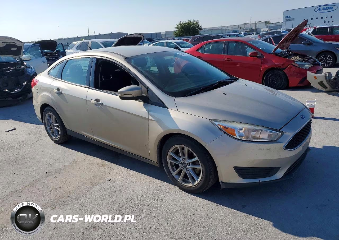 2017 Ford Focus Se VIN:1FADP3F26HL296844 - 4