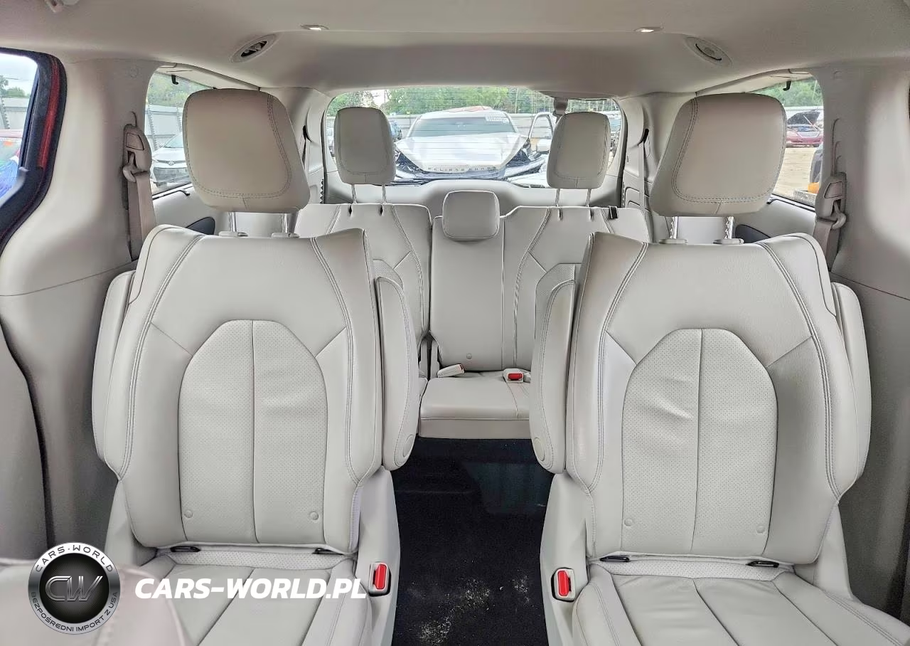 2018 Chrysler Pacifica Hybrid Touring L VIN:2C4RC1L72JR340707 - 10