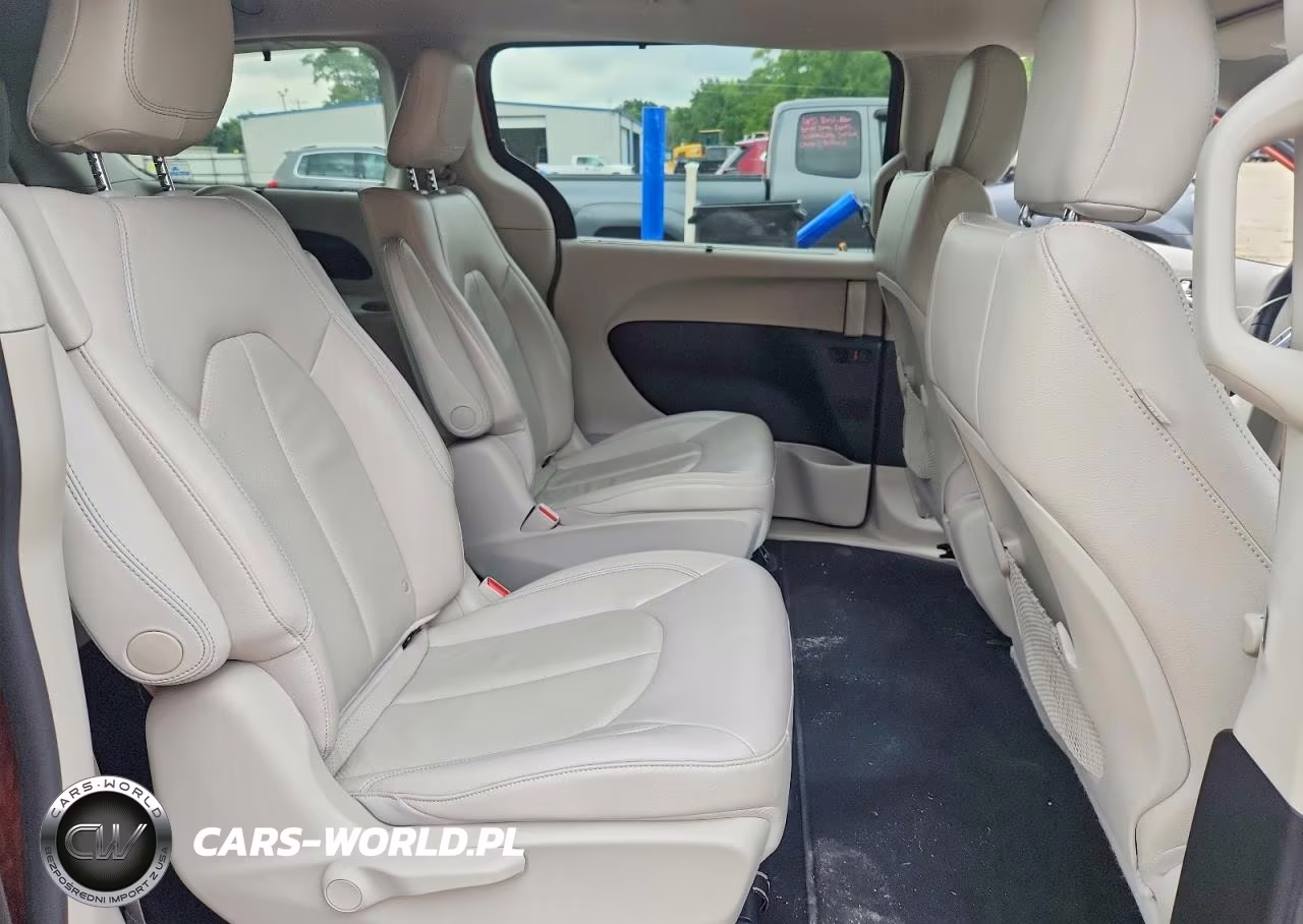 2018 Chrysler Pacifica Hybrid Touring L VIN:2C4RC1L72JR340707 - 11
