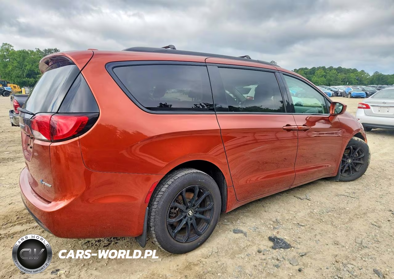 2018 Chrysler Pacifica Hybrid Touring L VIN:2C4RC1L72JR340707 - 3
