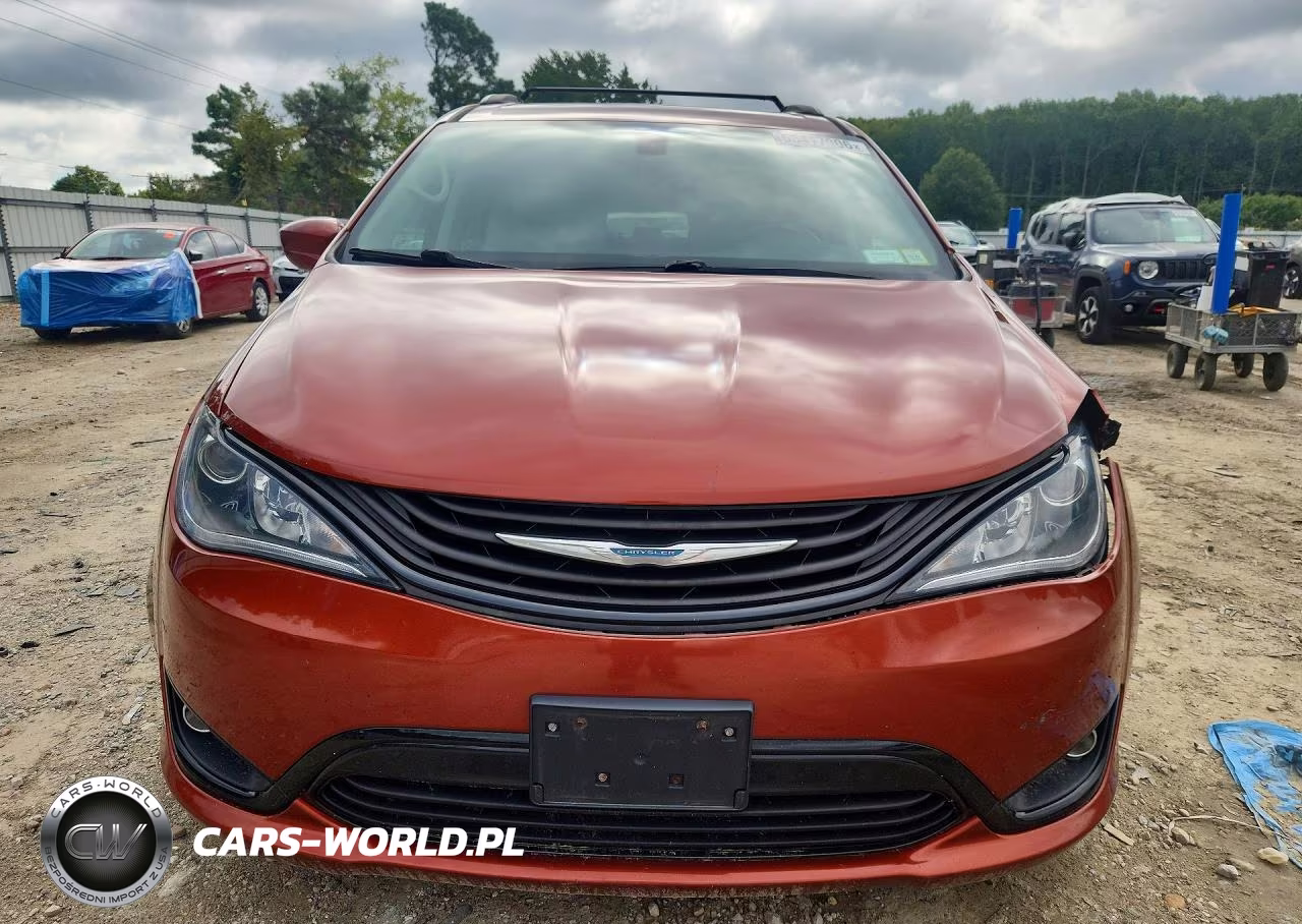 2018 Chrysler Pacifica Hybrid Touring L VIN:2C4RC1L72JR340707 - 5