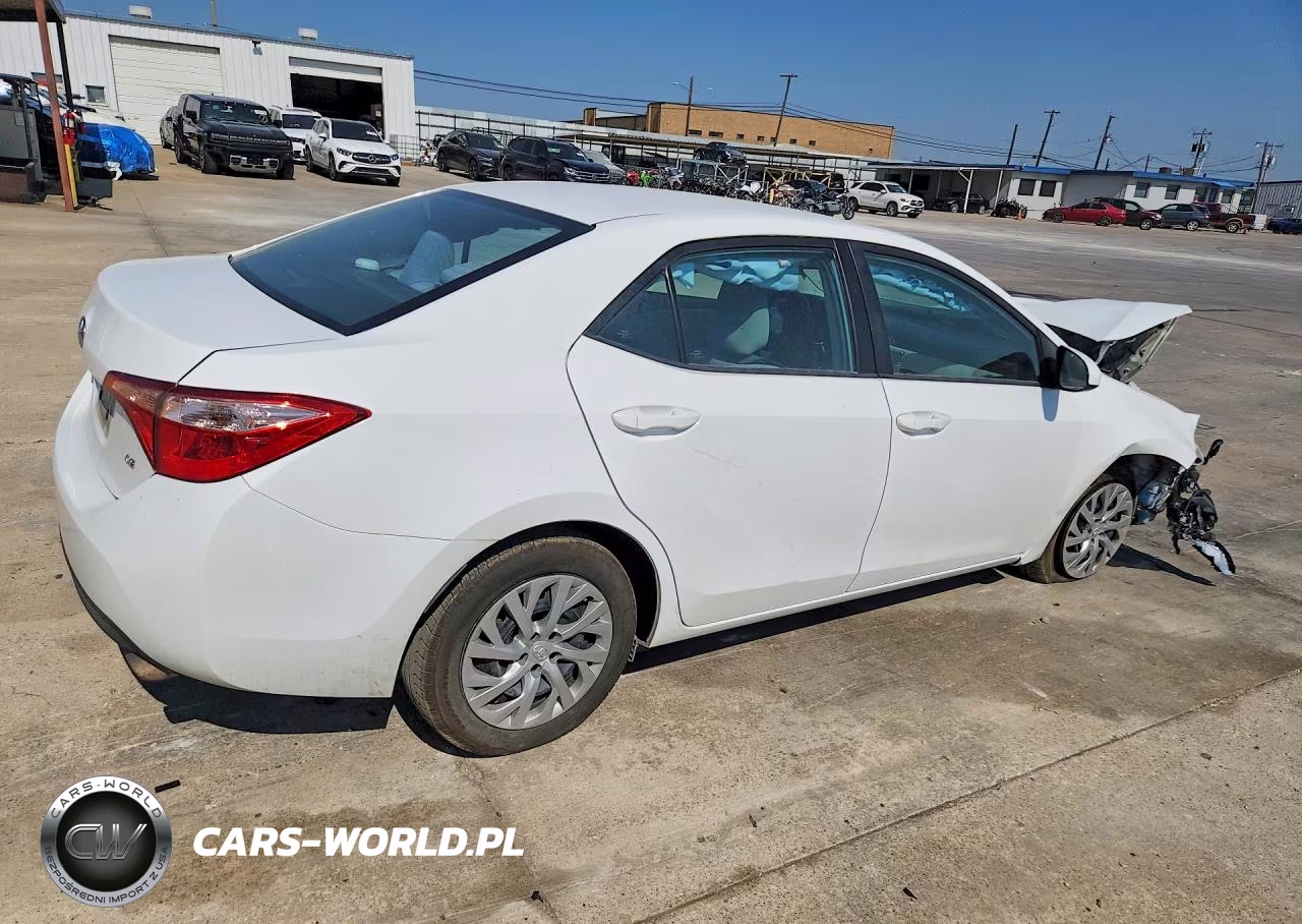 2018 Toyota Corolla Le VIN:2T1BURHE8JC121321 - 3