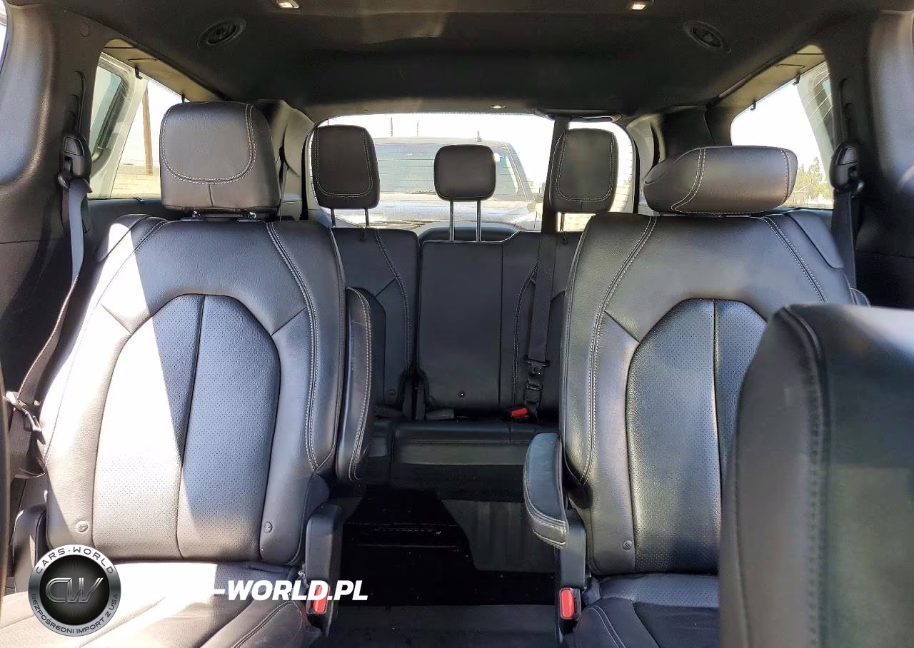 2018 Chrysler Pacifica Touring L VIN:2C4RC1BG0JR228392 - 10