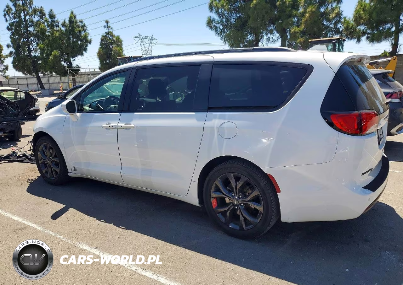 2018 Chrysler Pacifica Touring L VIN:2C4RC1BG0JR228392 - 2