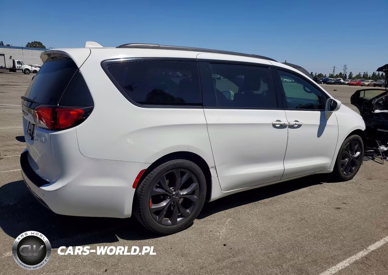 2018 Chrysler Pacifica Touring L VIN:2C4RC1BG0JR228392 - 3