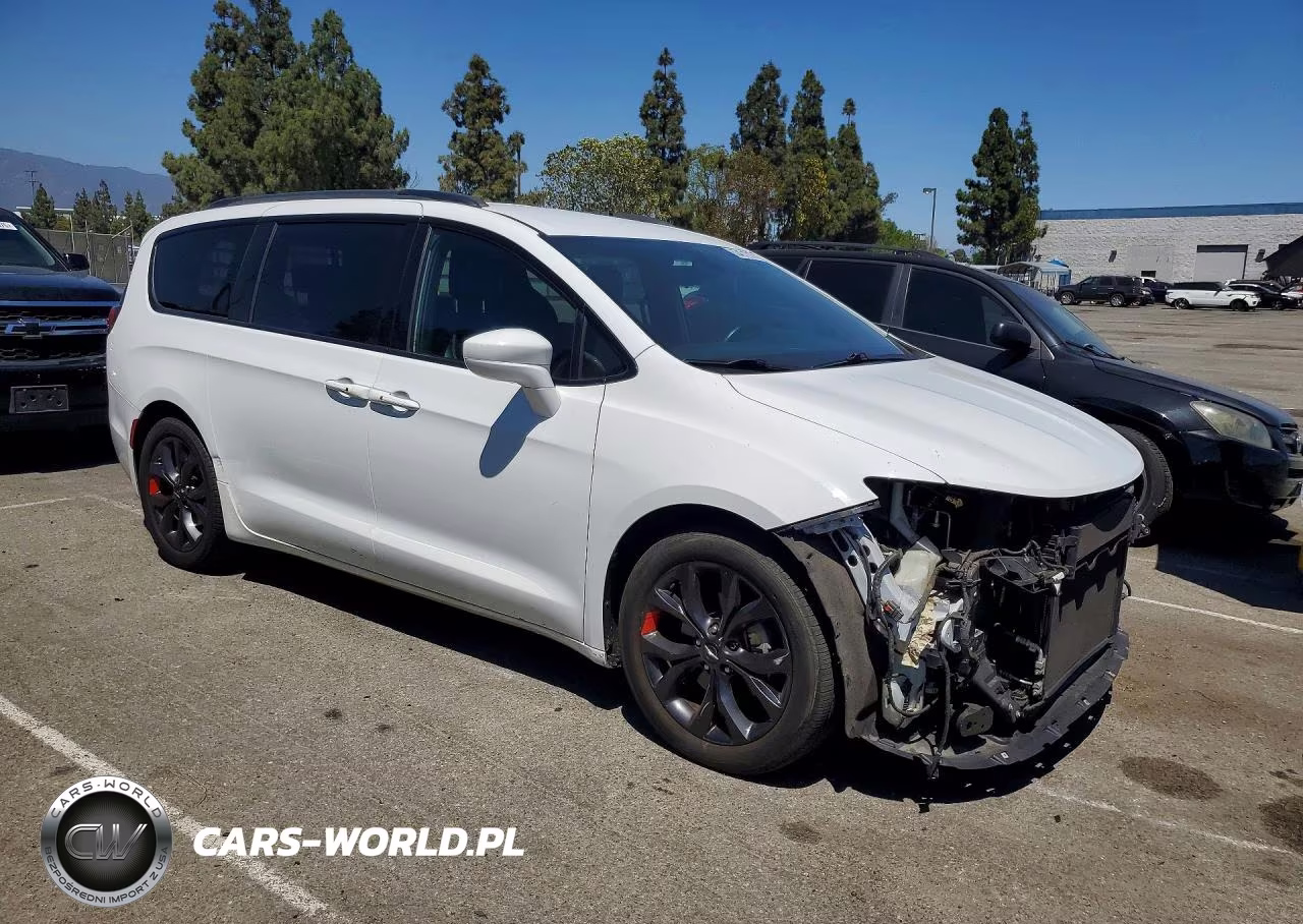 2018 Chrysler Pacifica Touring L VIN:2C4RC1BG0JR228392 - 4