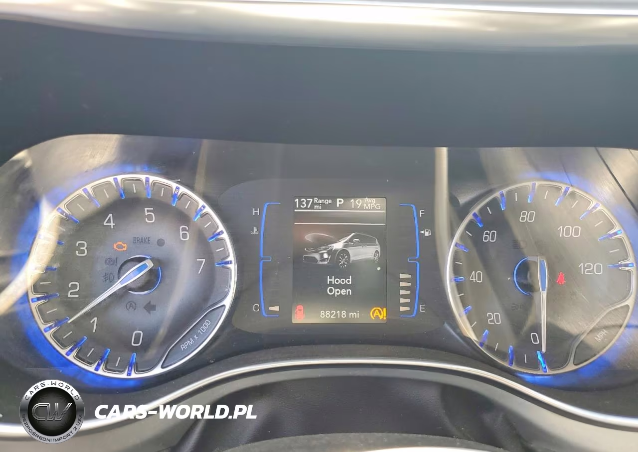 2018 Chrysler Pacifica Touring L VIN:2C4RC1BG0JR228392 - 9