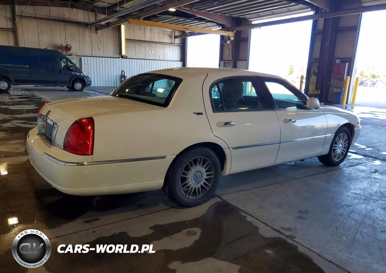 2011 Lincoln Town Car Signature Limited VIN:2LNBL8CVXBX761236 - 3