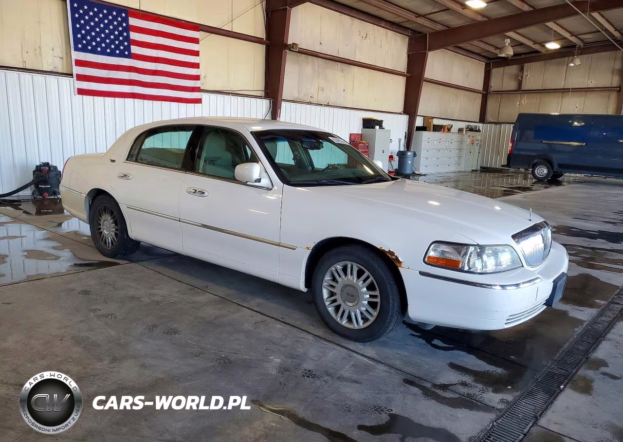 2011 Lincoln Town Car Signature Limited VIN:2LNBL8CVXBX761236 - 4