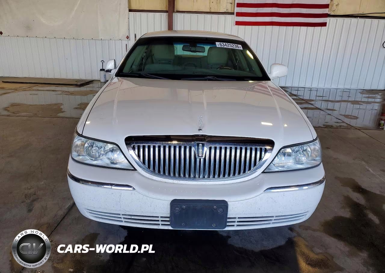 2011 Lincoln Town Car Signature Limited VIN:2LNBL8CVXBX761236 - 5