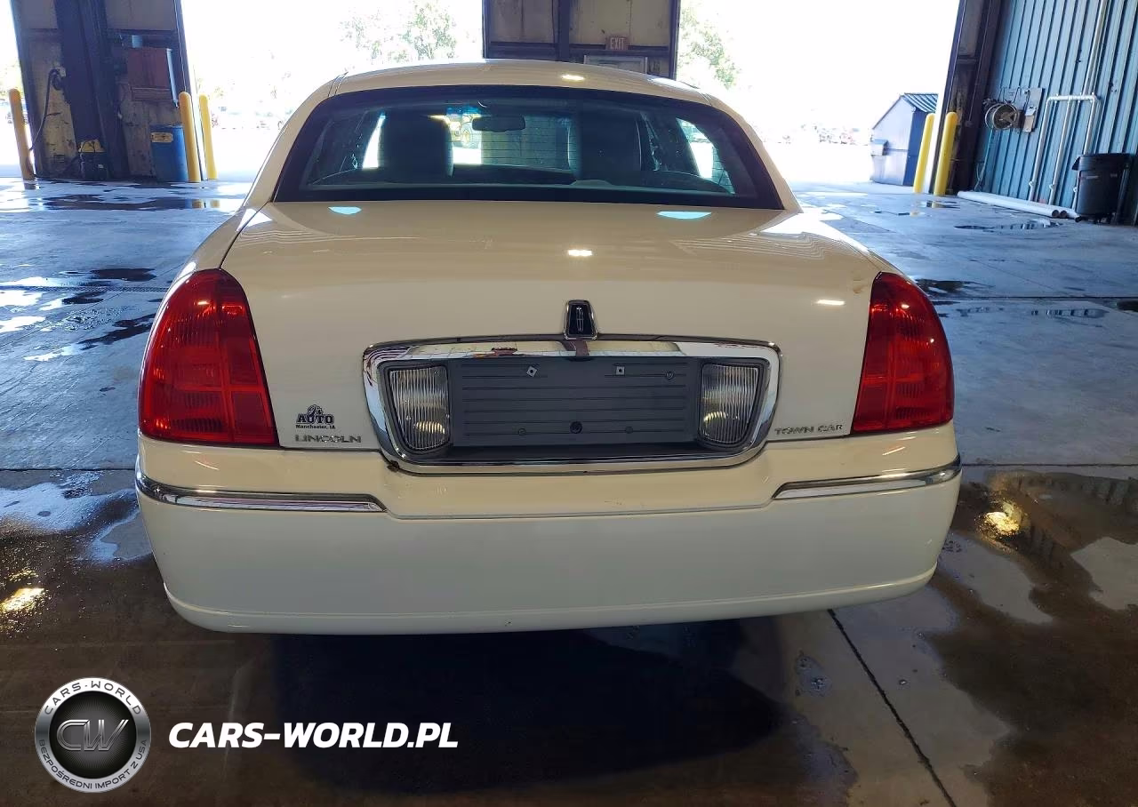 2011 Lincoln Town Car Signature Limited VIN:2LNBL8CVXBX761236 - 6