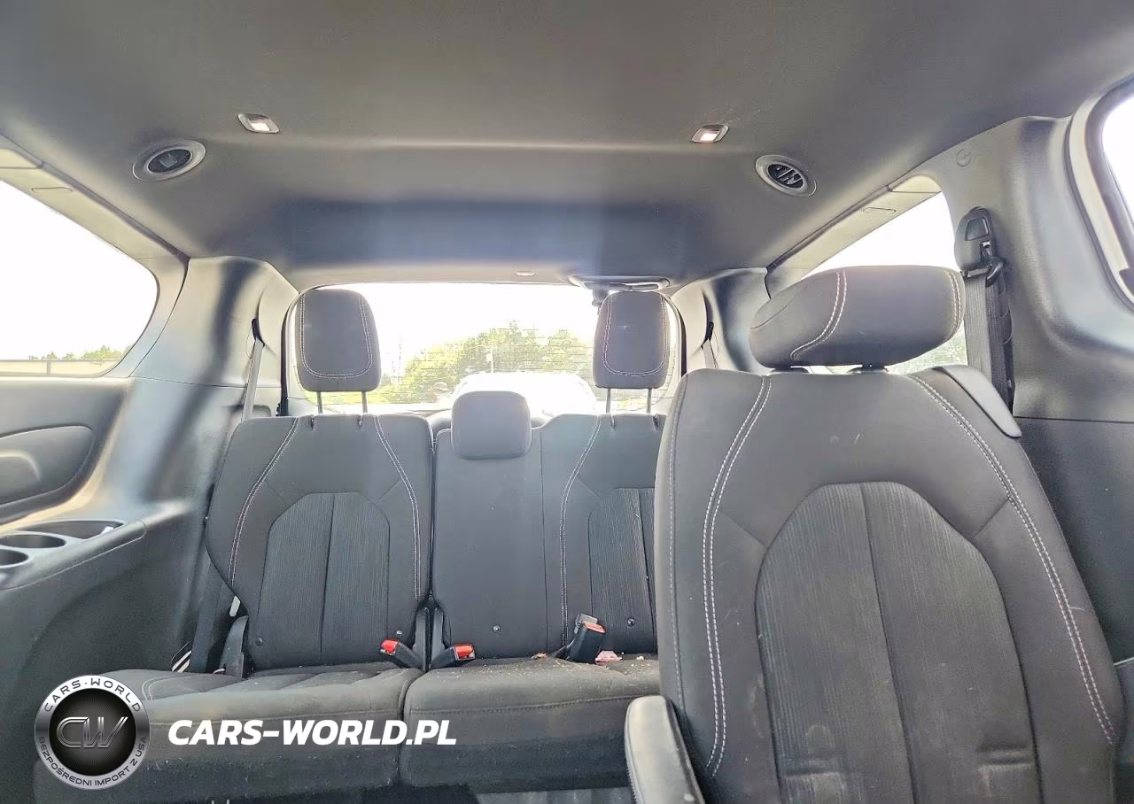 2018 Chrysler Pacifica Touring Plus VIN:2C4RC1FG3JR260084 - 10