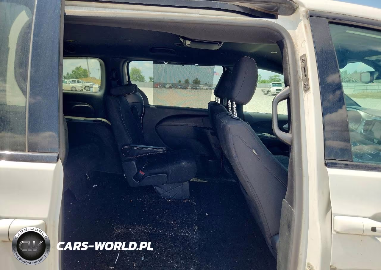 2018 Chrysler Pacifica Touring Plus VIN:2C4RC1FG3JR260084 - 11