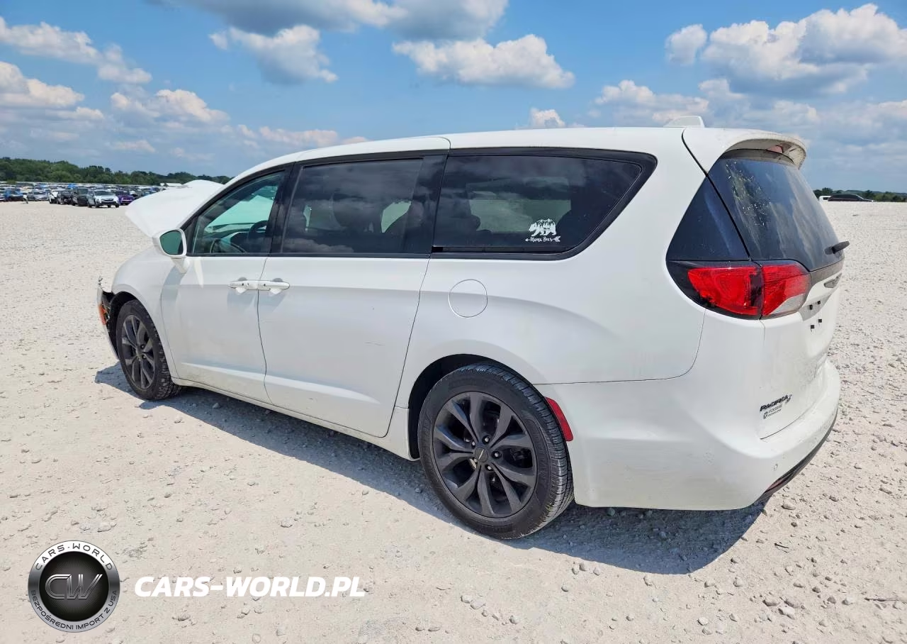 2018 Chrysler Pacifica Touring Plus VIN:2C4RC1FG3JR260084 - 2