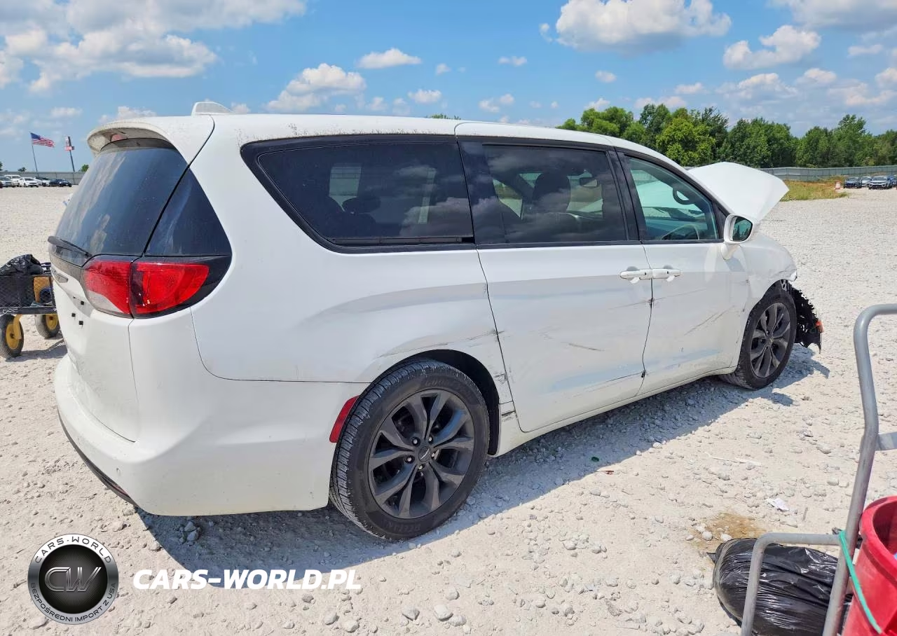 2018 Chrysler Pacifica Touring Plus VIN:2C4RC1FG3JR260084 - 3