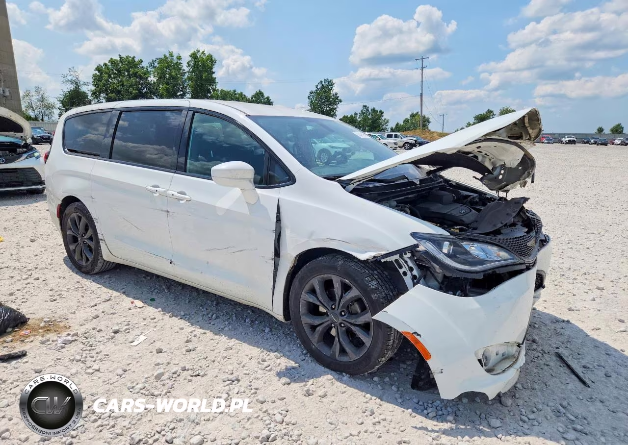 2018 Chrysler Pacifica Touring Plus VIN:2C4RC1FG3JR260084 - 4