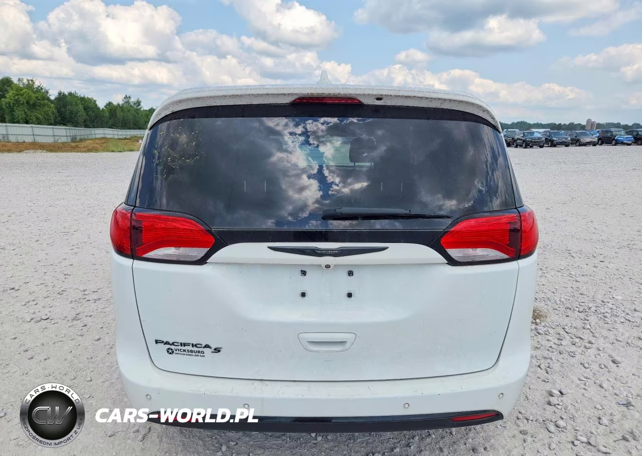 2018 Chrysler Pacifica Touring Plus VIN:2C4RC1FG3JR260084 - 6