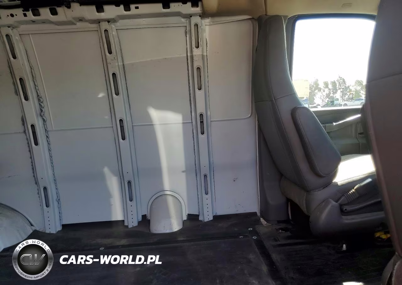 2018 Chevrolet Express 2500 Cargo Delivery Van VIN:1GCWGAFP4J1343597 - 11