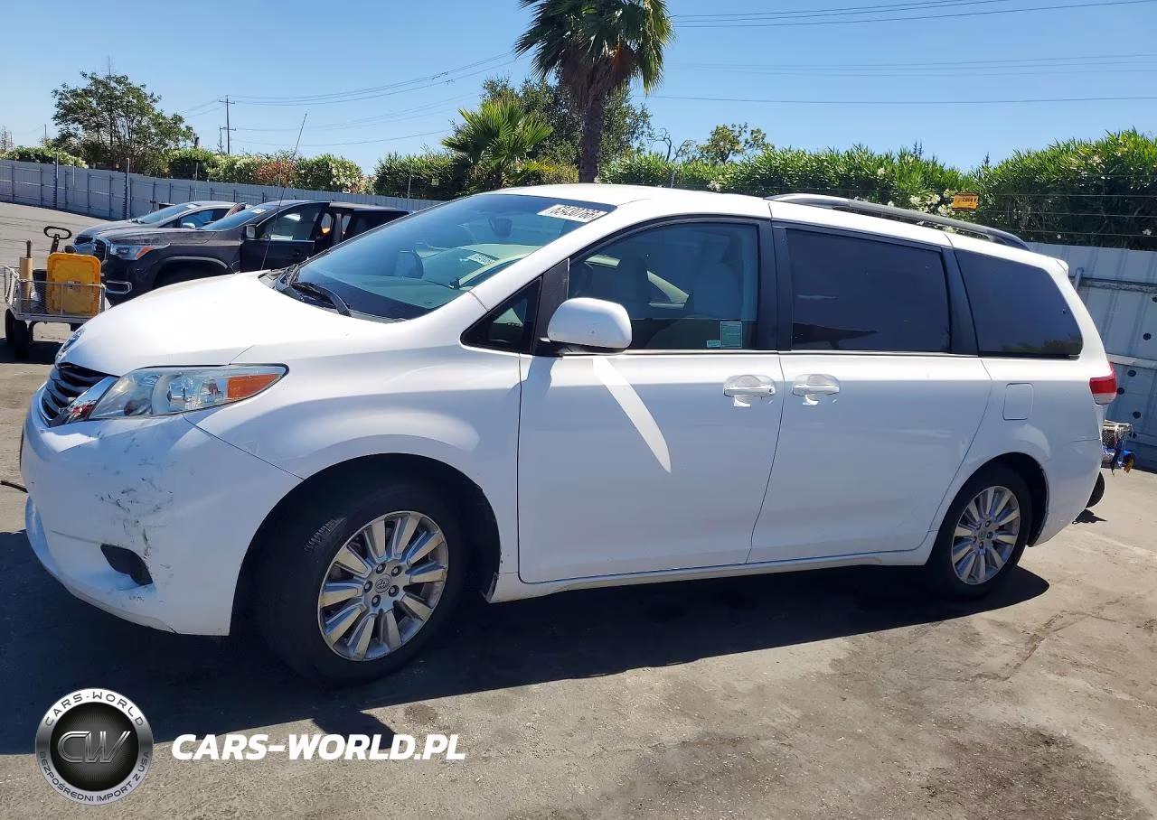 2014 Toyota Sienna Le – zdjęcie 1 z 13