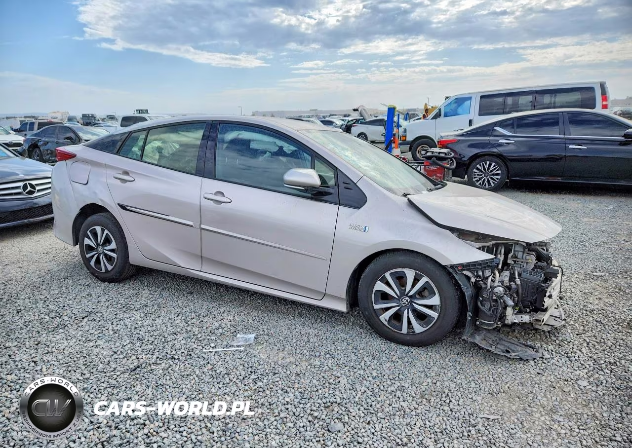 2017 Toyota Prius Prime Plus VIN:JTDKARFPXH3035945 - 4