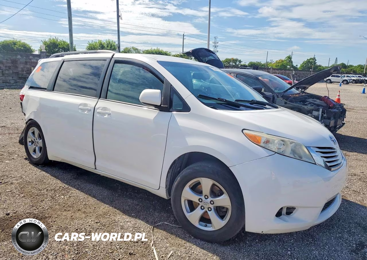 2015 Toyota Sienna Le 8 Passenger VIN:5TDKK3DC4FS604133 - 4