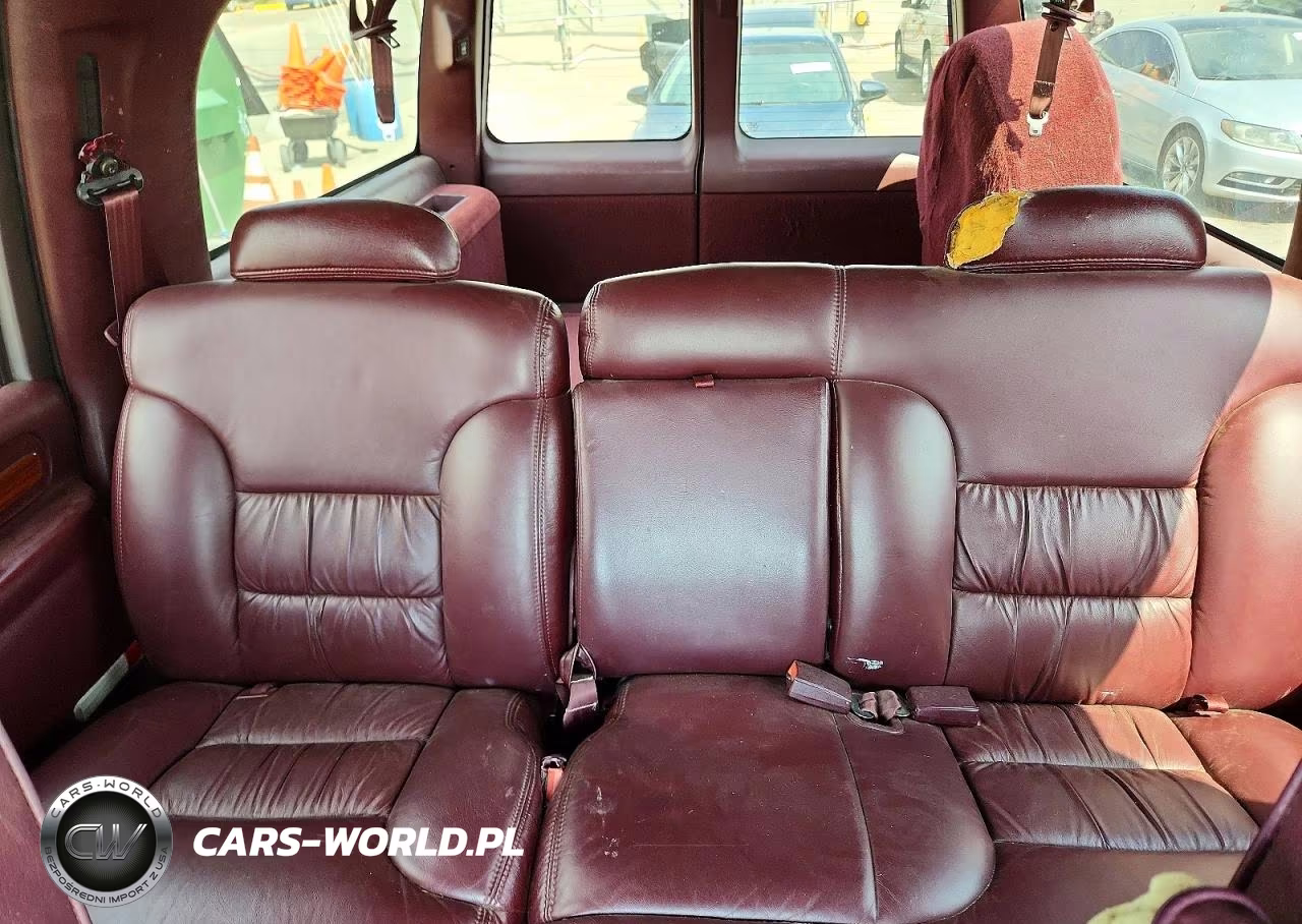 1999 Chevrolet Suburban K2500 VIN:3GNGK26J2XG122988 - 10