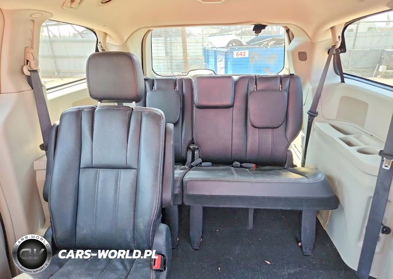 2016 Chrysler Town & Country Touring VIN:2C4RC1BG1GR213957 - 10