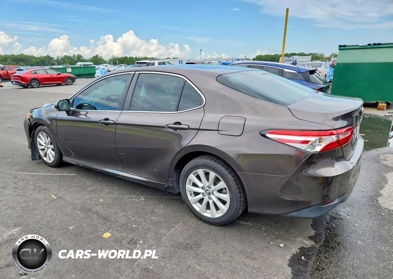 2018 Toyota Camry Le VIN:4T1B11HK6JU574237 - 2